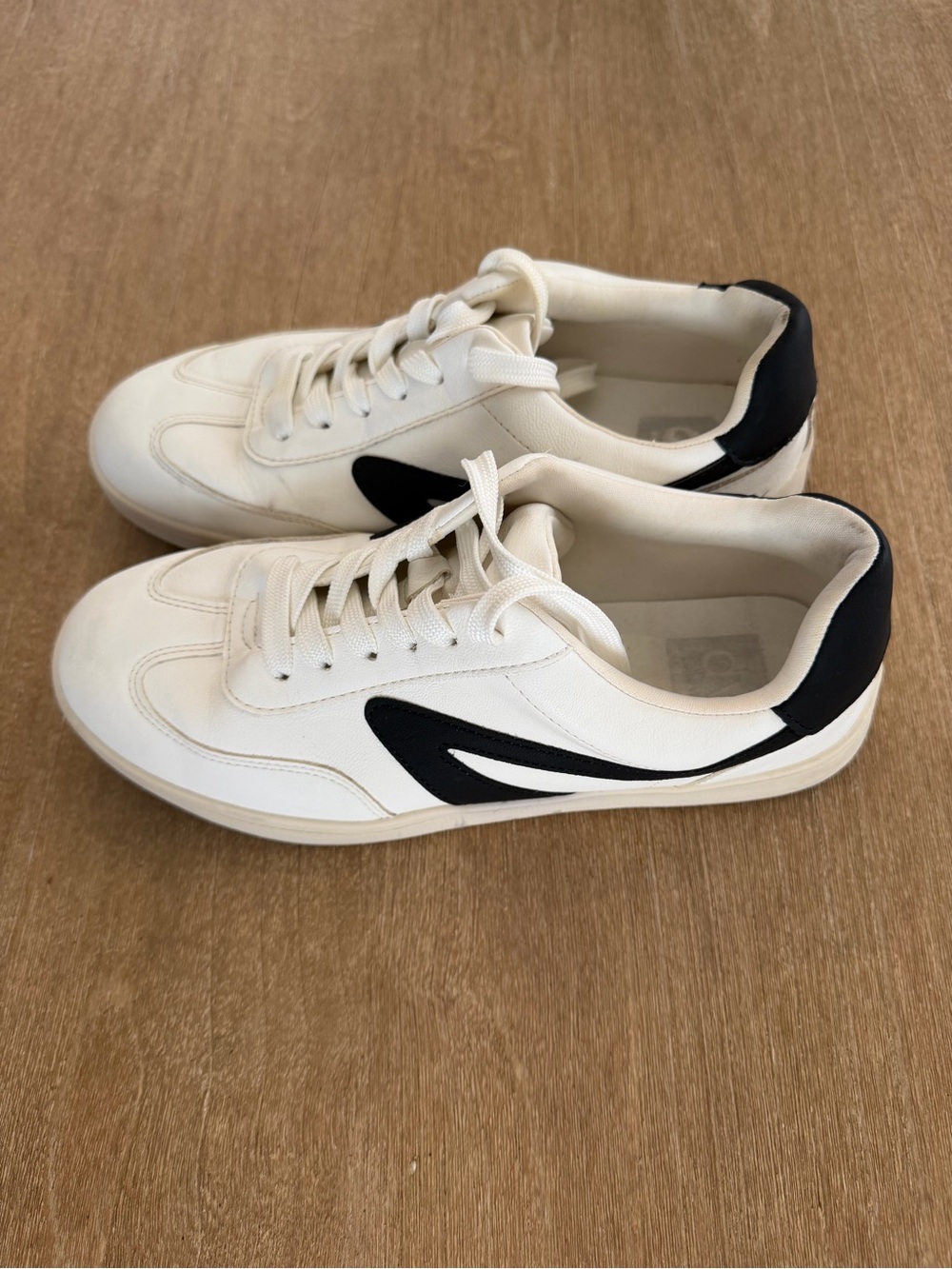Dolce Vita Vasser White & Black Lace-Up Sneakers Women’s Size 8